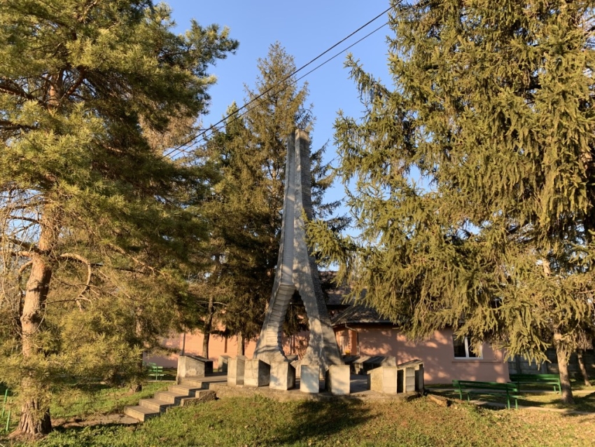 Očišćen spomenik palim ratnicima u Trnovču – U balkanskim i Prvom svetskom ratu stradalo 137 vojnika i podoficira
